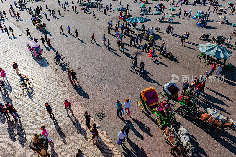 晚上Djemaa El Fna广场与库图比亚清真寺，马拉喀什，摩洛哥